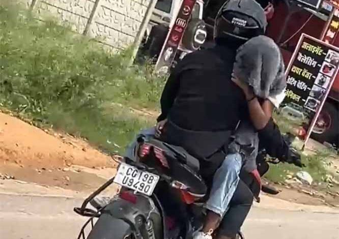 युवक ने बाईक की टंकी पर युवती को बैठाकर चलाई बाइक, पुलिस ने काटा एक हजार का चालान