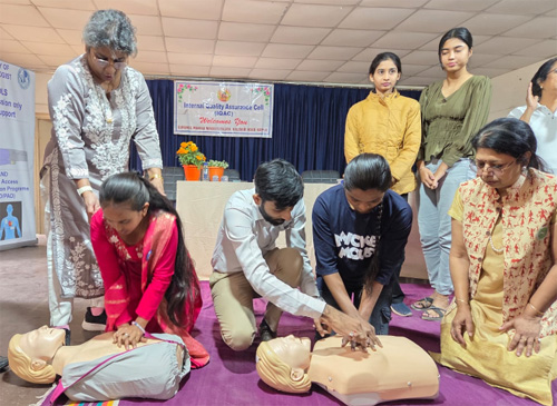 छात्राओं ने जाना सी.पी.आर. क्या होता है