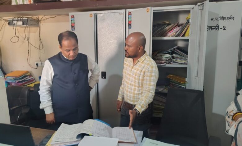 जिला कलेक्टर औचक निरीक्षण करने पहुंचे मंदिर हसौद के दफ्तरों व स्कूलों में