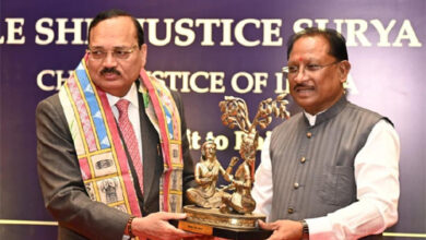 मुख्यमंत्री साय ने भारत के मुख्य न्यायाधीश न्यायमूर्ति सूर्यकांत का किया आत्मीय स्वागत मुख्यमंत्री साय ने भारत के मुख्य न्यायाधीश न्यायमूर्ति सूर्यकांत का किया आत्मीय स्वागत