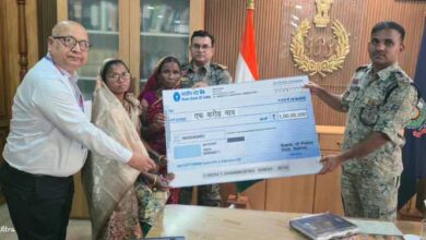 बीजापुर एसपी ने पुलिस सैलरी पैकेज अंतर्गत एक करोड़ का सौंपा चेक