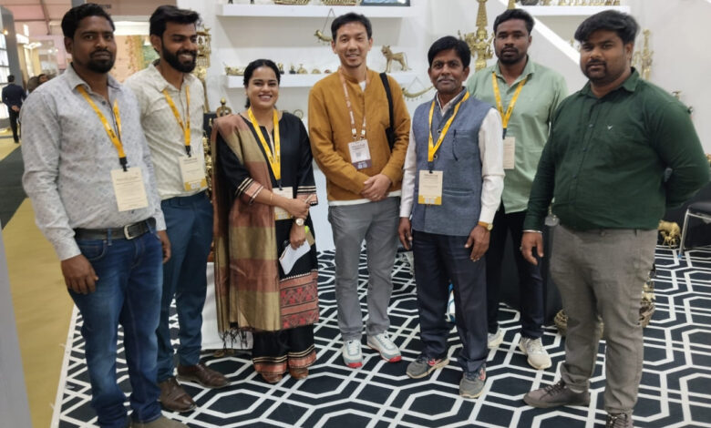 आईएचजीएफ फेयर 2026 में छत्तीसगढ़ी शिल्प की गूंज, कोंडागांव के कलाकारों ने बिखेरा हुनर का जादू