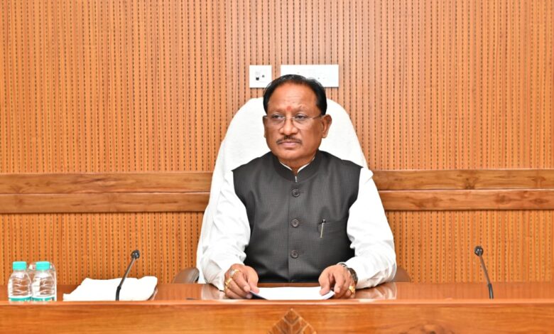 मुख्यमंत्री की अध्यक्षता में विधानसभा परिसर स्थित सभाकक्ष में मंत्री परिषद की बैठक शुरू