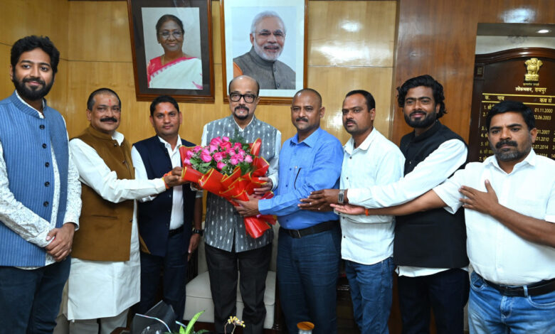 राज्यपाल डेका से अखिल भारतीय कुर्मी क्षत्रिय महासभा के प्रदेश अध्यक्ष ने भेंट की