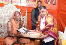 मंत्री अग्रवाल ने त्रिवेणी संगम पर संतों से की भेंट, बिहान दीदियों द्वारा बनाए गए छत्तीसगढ़ी व्यंजनों का चखा स्वाद