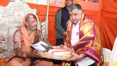 मंत्री अग्रवाल ने त्रिवेणी संगम पर संतों से की भेंट, बिहान दीदियों द्वारा बनाए गए छत्तीसगढ़ी व्यंजनों का चखा स्वाद