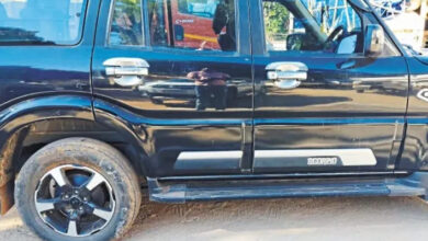 स्कॉर्पियो की खिड़की से शरीर बाहर निकालकर और शराब की बोतल लहराने वाले युवकों को खोज निकाला पुलिस ने