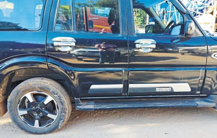 स्कॉर्पियो की खिड़की से शरीर बाहर निकालकर और शराब की बोतल लहराने वाले युवकों को खोज निकाला पुलिस ने