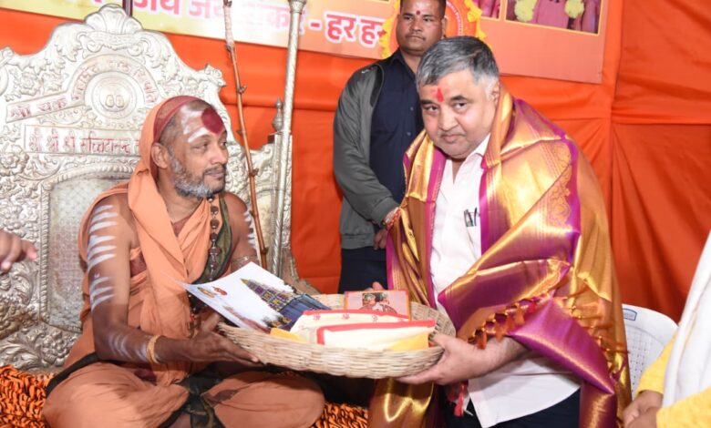 मंत्री अग्रवाल ने त्रिवेणी संगम पर संतों से की भेंट, बिहान दीदियों द्वारा बनाए गए छत्तीसगढ़ी व्यंजनों का चखा स्वाद