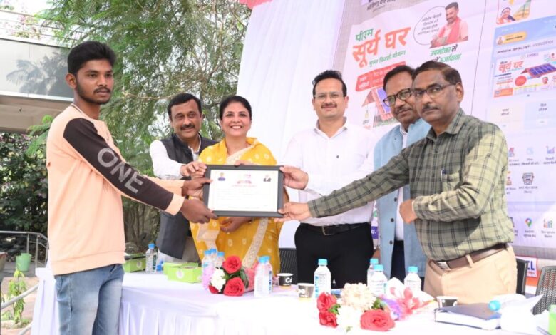 बिजली बिल समय पर जमा करने वाले आदर्श उपभोक्ताओं का हुआ सम्मान