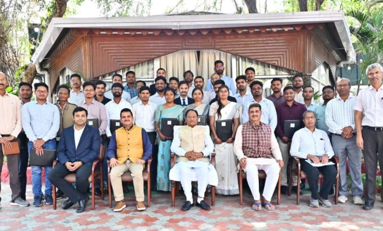 मुख्यमंत्री ने नव चयनित खनि निरीक्षकों को प्रदान किया नियुक्ति पत्र