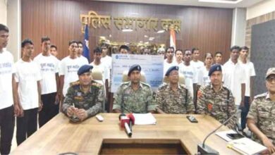 नक्सली संगठन में सक्रिय 1 महिला सहित 22 नक्सलियों ने किया आत्मसमर्पण