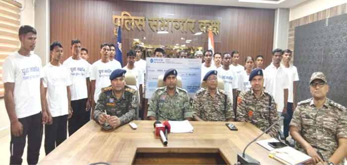 नक्सली संगठन में सक्रिय 1 महिला सहित 22 नक्सलियों ने किया आत्मसमर्पण