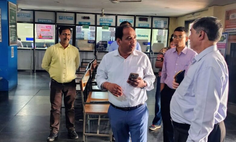 जिला अस्पताल पंडरी का निरीक्षण करने पहुंचे कलेक्टर,लापरवाही पर कार्रवाई जिला अस्पताल पंडरी का निरीक्षण करने पहुंचे कलेक्टर,लापरवाही पर कार्रवाई