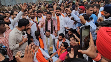 भाजयुमो ने किया कांग्रेस कार्यालय राजीव भवन का घेराव, पुलिस के साथ हुआ झूमा-झटकी भाजयुमो ने किया कांग्रेस कार्यालय राजीव भवन का घेराव, पुलिस के साथ हुआ झूमा-झटकी