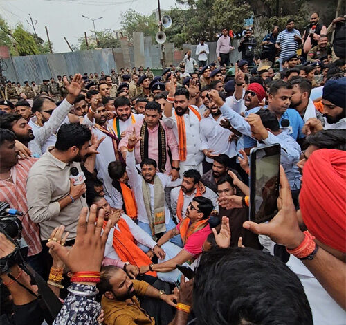 भाजयुमो ने किया कांग्रेस कार्यालय राजीव भवन का घेराव, पुलिस के साथ हुआ झूमा-झटकी