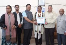 पर्यटन मंत्री ने हैमर थ्रो में राज्य स्तर पर तृतीय स्थान प्राप्त करने वाली छात्रा सुधा सिंह को किया सम्मानित