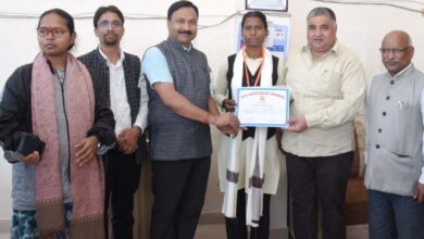 पर्यटन मंत्री ने हैमर थ्रो में राज्य स्तर पर तृतीय स्थान प्राप्त करने वाली छात्रा सुधा सिंह को किया सम्मानित