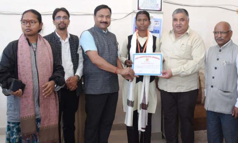 पर्यटन मंत्री ने हैमर थ्रो में राज्य स्तर पर तृतीय स्थान प्राप्त करने वाली छात्रा सुधा सिंह को किया सम्मानित