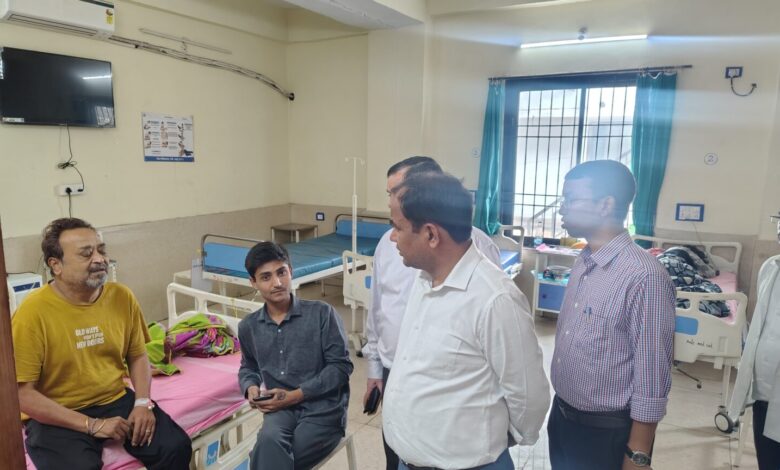 डॉ. गौरव सिंह ने चिकित्सालय में भर्ती मरीजों से मुलाकात की और उनका हालचाल जाना