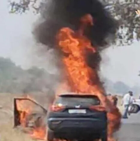 उपमुख्यमंत्री साव के कार्यक्रम में पहुंचने से पहले भाजपा मंडल अध्यक्ष की कार में लगी भीषण आग, कोई हताहत नहीं उपमुख्यमंत्री साव के कार्यक्रम में पहुंचने से पहले भाजपा मंडल अध्यक्ष की कार में लगी भीषण आग, कोई हताहत नहीं