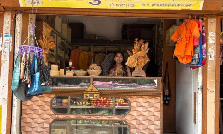 नाबार्ड की ग्राम दुकान से स्व-सहायता समूह की महिलाएं बन रहीं आत्मनिर्भर