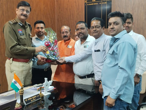 महादेव घाट रोड व्यापारी कल्याण संघ ने सुरक्षा को लेकर पुलिस कमिश्नर शुक्ला से की मुलाकात