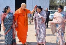 राजवाड़े ने निरंजनी पीठाधीश्वर स्वामी कैलाशानंद गिरी महाराज से लिया आशीर्वाद