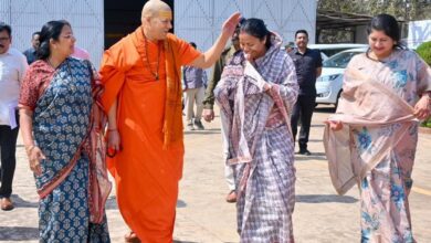 राजवाड़े ने निरंजनी पीठाधीश्वर स्वामी कैलाशानंद गिरी महाराज से लिया आशीर्वाद