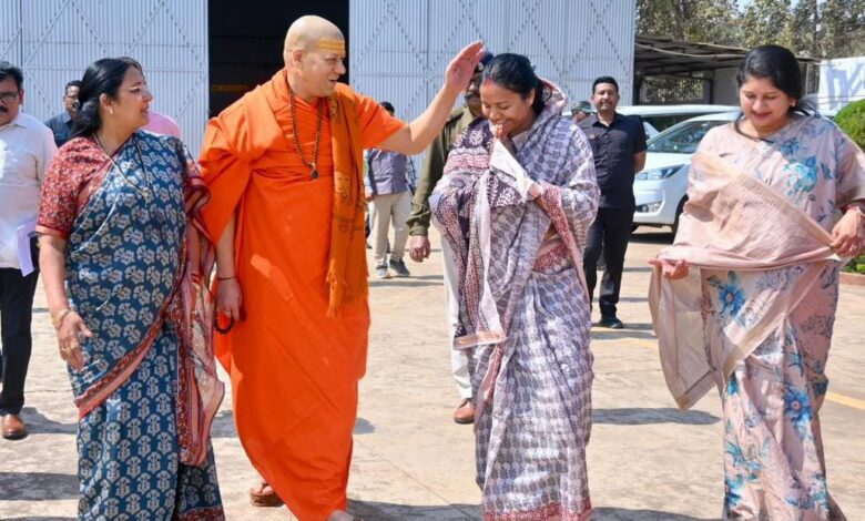 राजवाड़े ने निरंजनी पीठाधीश्वर स्वामी कैलाशानंद गिरी महाराज से लिया आशीर्वाद