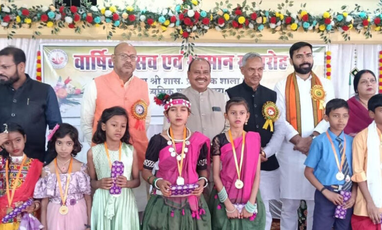 पीएम श्री विद्यालय के वार्षिकोत्सव में प्रतिभाओं को किया गया सम्मानित पीएम श्री विद्यालय के वार्षिकोत्सव में प्रतिभाओं को किया गया सम्मानित