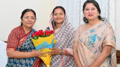 केंद्रीय महिला एवं बाल विकास राज्यमंत्री ठाकुर से मंत्री राजवाड़े ने की सौजन्य भेंट