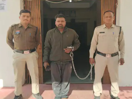 18 साल से नहीं हुआ बच्चा तो पति ने फावड़े से कर दी पत्नी की हत्या