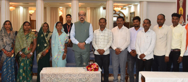 राज्यपाल के गोद ग्राम पंचायत बिजली के ग्रामीणों ने किया लोकभवन का भ्रमण