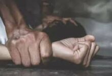 क्रिमिनल वकील ने अपने बेटी के उम्र की महिला वकील को बनाया हवश का शिकार