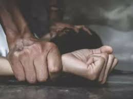 क्रिमिनल वकील ने अपने बेटी के उम्र की महिला वकील को बनाया हवश का शिकार