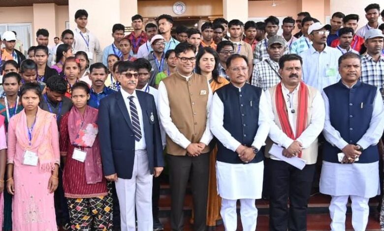 नए विश्वास के साथ आगे बढ़ रहे पुनर्वासित युवा: विधानसभा में समझी जनतांत्रिक प्रणाली