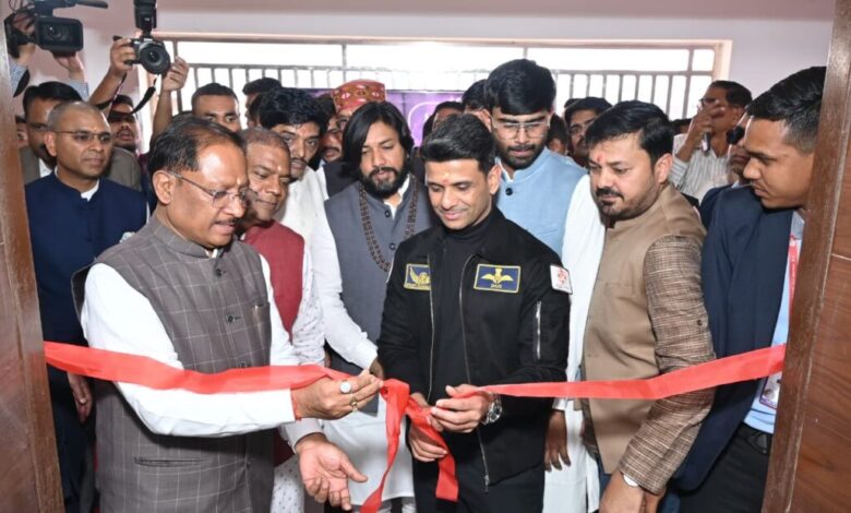 मुख्यमंत्री साय और ग्रुप कैप्टन शुभांशु ने अंतरिक्ष केन्द्र का शुभारंभ किया, बच्चों द्वारा तैयार रॉकेट का भी किया प्रक्षेपण मुख्यमंत्री साय और ग्रुप कैप्टन शुभांशु ने अंतरिक्ष केन्द्र का शुभारंभ किया, बच्चों द्वारा तैयार रॉकेट का भी किया प्रक्षेपण