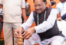 मुख्यमंत्री साय ने कुम्हार के चाक पर गढ़ा दीया, पारंपरिक शिल्पकारों से किया आत्मीय संवाद