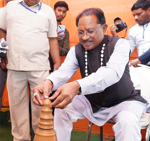 मुख्यमंत्री साय ने कुम्हार के चाक पर गढ़ा दीया, पारंपरिक शिल्पकारों से किया आत्मीय संवाद