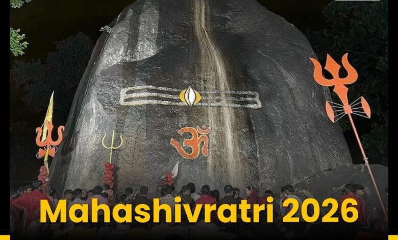 महाशिवरात्रि पर गरियाबंद में शिवलिंग दर्शन के लिए भक्तों की भीड़ महाशिवरात्रि पर गरियाबंद में शिवलिंग दर्शन के लिए भक्तों की भीड़
