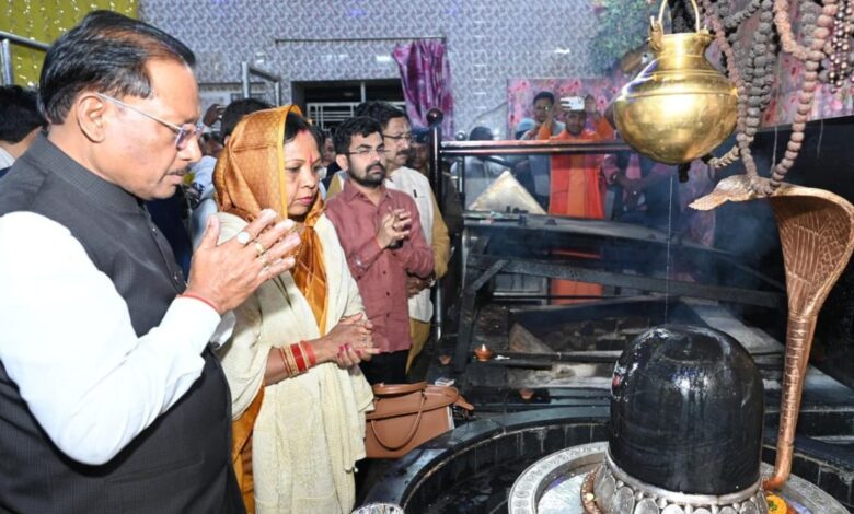 महाशिवरात्रि पर मुख्यमंत्री विष्णु देव साय ने किया बाबा धाम में पूजा-अर्चना महाशिवरात्रि पर मुख्यमंत्री विष्णु देव साय ने किया बाबा धाम में पूजा-अर्चना