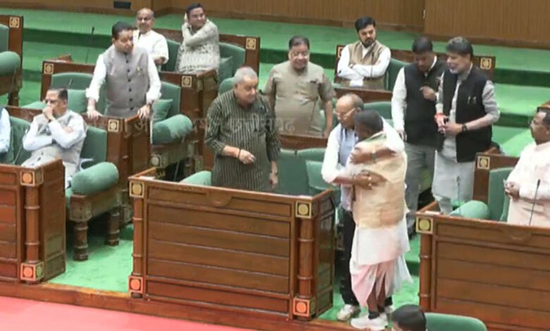 छत्तीसगढ़ विधानसभा कवासी लखमा की वापसी पर भाजपा और कांग्रेस विधायकों ने किया स्वागत