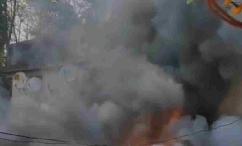 फ्रिज शॉर्ट सर्किट से आग लगी, चार परिवार बेघर