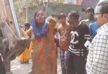 जेसीबी के सामने खड़ी महिला, रविंद्र नगर गेट पर अतिक्रमण हटाने पर विवाद