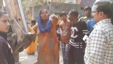 जेसीबी के सामने खड़ी महिला, रविंद्र नगर गेट पर अतिक्रमण हटाने पर विवाद