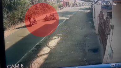 नरसिंहपुर में ट्रेन पकड़ते समय बाइक हादसा युवक की मौत, तेज रफ्तार का सीसीटीवी फुटेज में खुलासा
