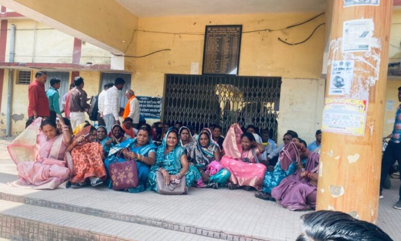 डोंगरगढ़ में सरपंचों का जोरदार प्रदर्शन, 15वें वित्त आयोग की राशि रोकने पर ताला जड़कर किया विरोध