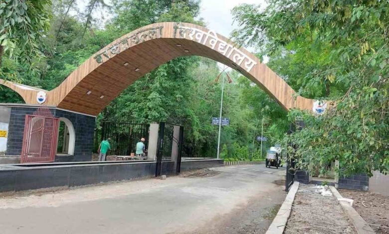 मध्य प्रदेश की राजधानी भोपाल के बरकतउल्ला यूनिवर्सिटी में रैगिंग मामले को लेकर बड़ी कार्रवाई