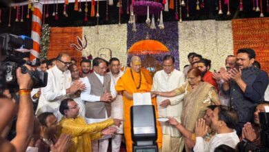 मुख्यमंत्री साय ने स्वामी कैलाशानंद गिरी से लिया आशीर्वाद मुख्यमंत्री साय ने स्वामी कैलाशानंद गिरी से लिया आशीर्वाद